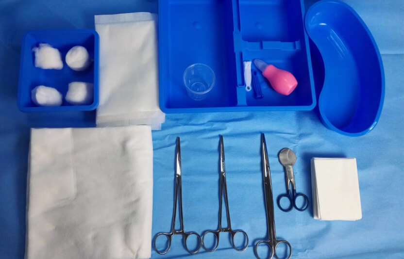 Набор материалов для родов: коробка с пеленками, перчатки, ножницы, полотенца